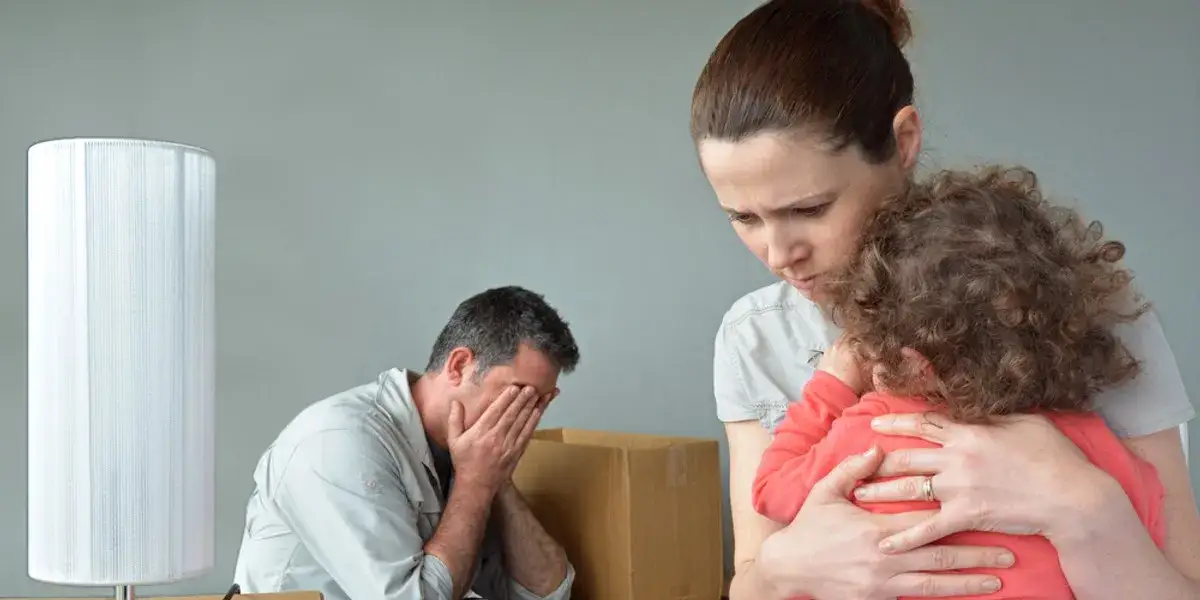 Czy można wyrzucić matkę z dzieckiem z wynajmowanego mieszkania? Sprawdź prawa!