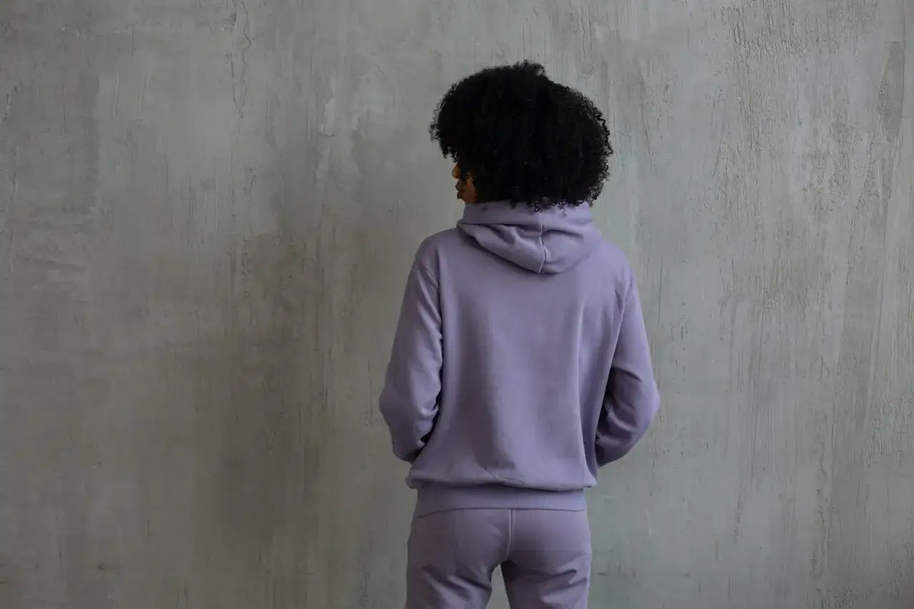 Jak nosić bluzy w modny sposób – 10 stylizacji, które zachwycą