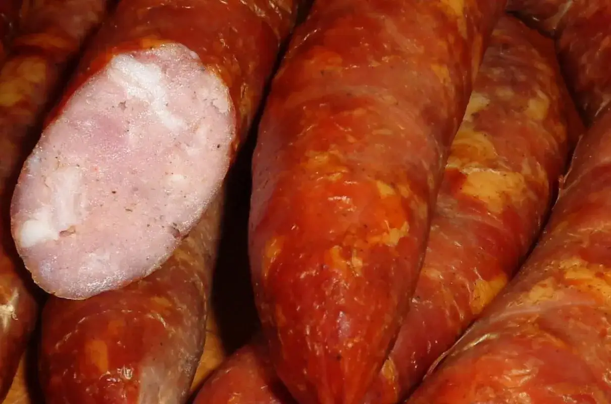 Kiełbasa swojska 10 kg: Sprawdzony przepis na domowy sukces!