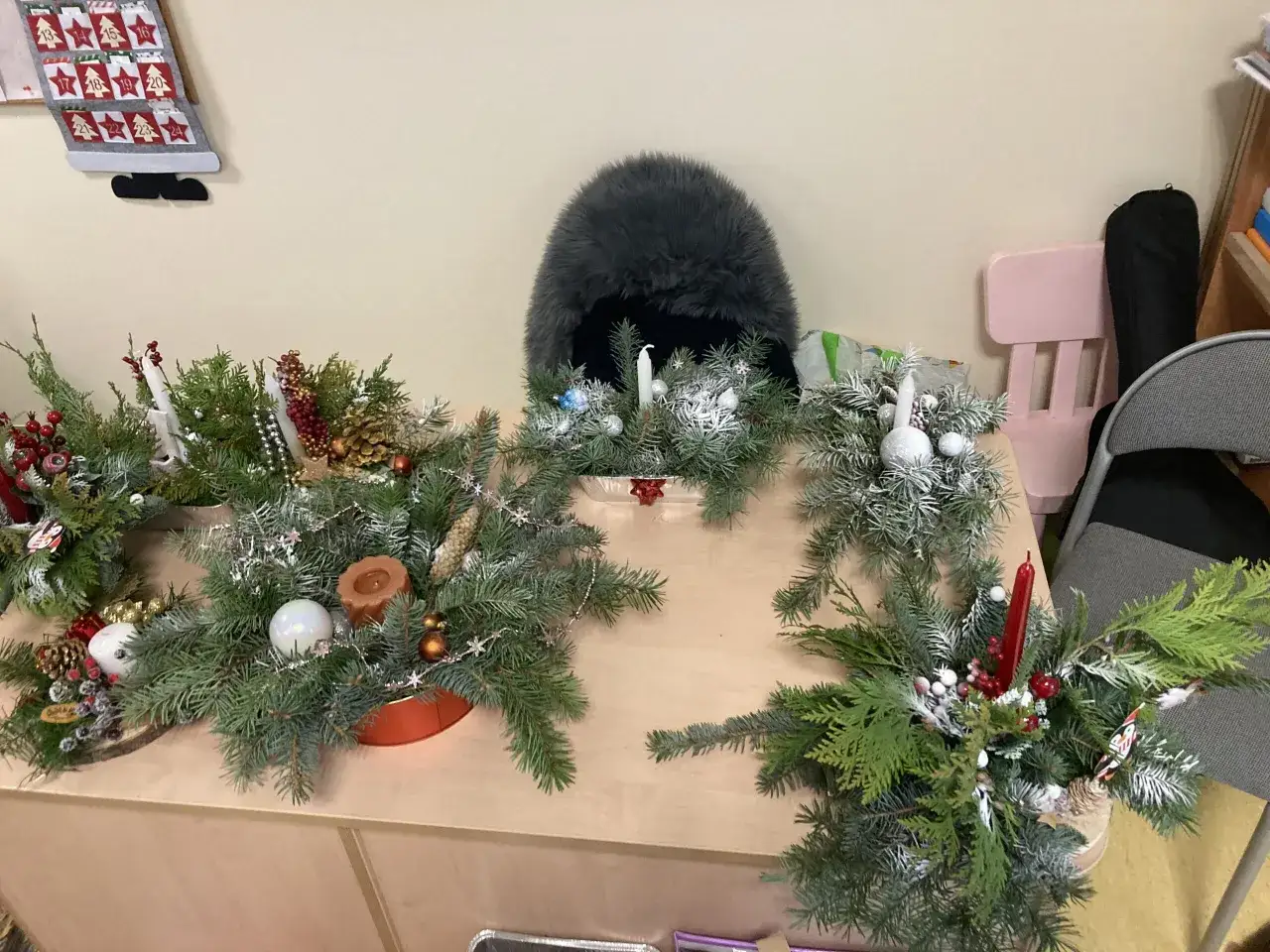 Świąteczne kompozycje z gałązek, świec i ozdób. Idealne pomysły na warsztaty świąteczne, by stworzyć magiczny nastrój.