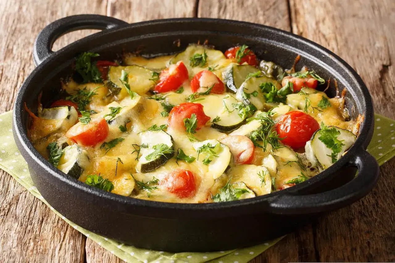 Zapiekanka warzywna na patelnię: Szybki obiad bez piekarnika!