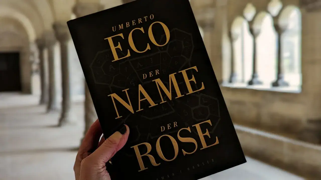 Buchcover von "Der Name der Rose" von Umberto Eco, gehalten in einer Hand.
