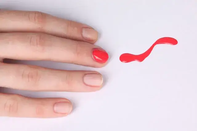 Jak skleić paznokcia w domu - 5 sprawdzonych sposobów na uratowanie paznokci