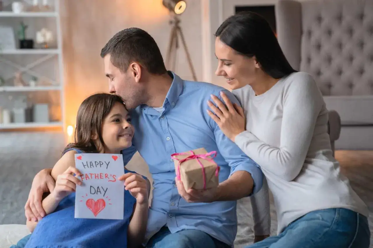 Wzruszający wiersz o dziecku, które z miłością wręcza tacie kartkę "Happy Father's Day" i prezent.
