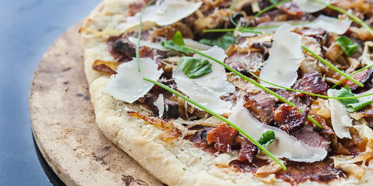 Jak wyczyścić kamień do pizzy, aby uniknąć jego uszkodzenia?