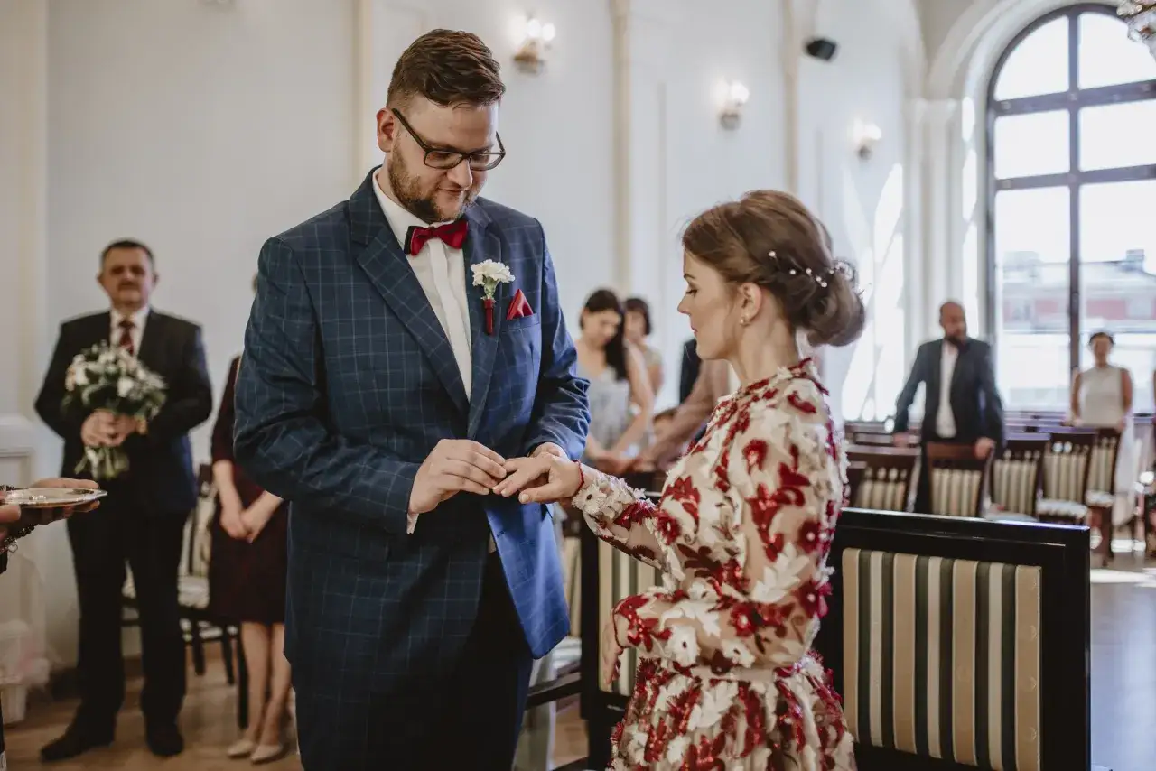 Jakie kolory sukienki do ślubu cywilnego, by wyglądać zjawiskowo?