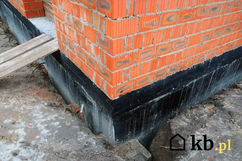 Jaka papa na fundament? Rodzaje i cechy pap izolacyjnych pod fundamenty