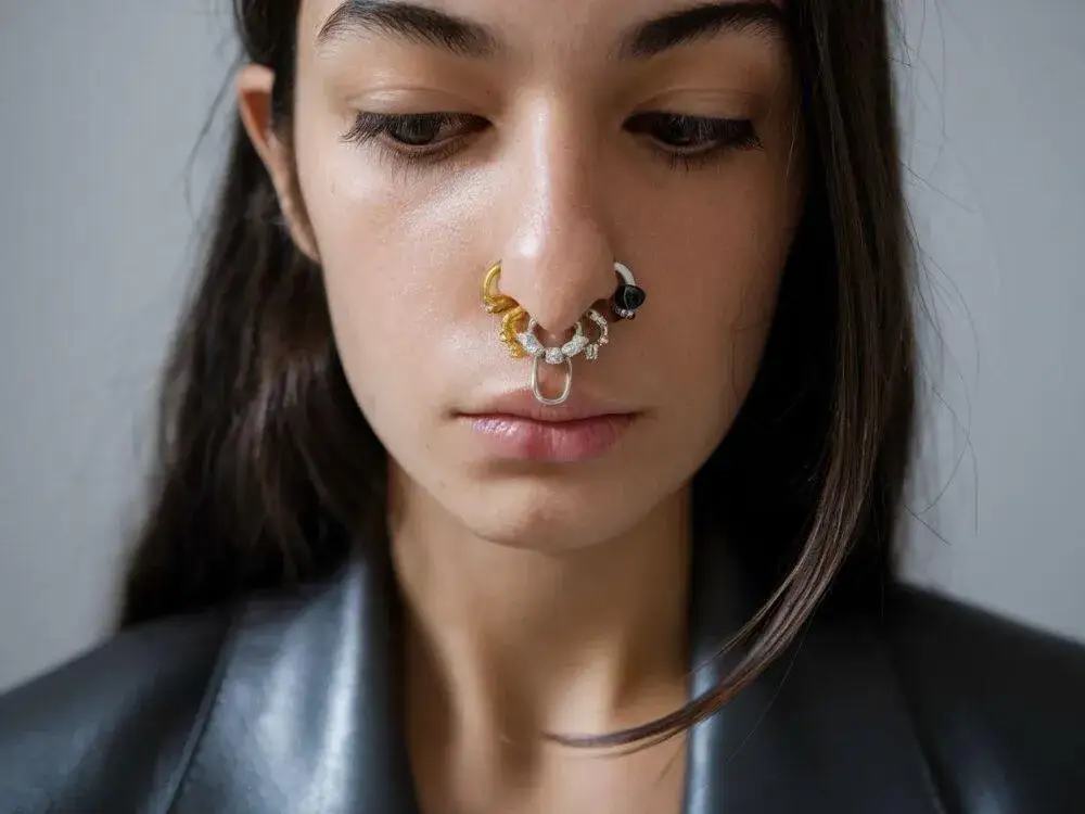 Jaki kolczyk na początek septum? Wybierz najlepszy materiał i kształt