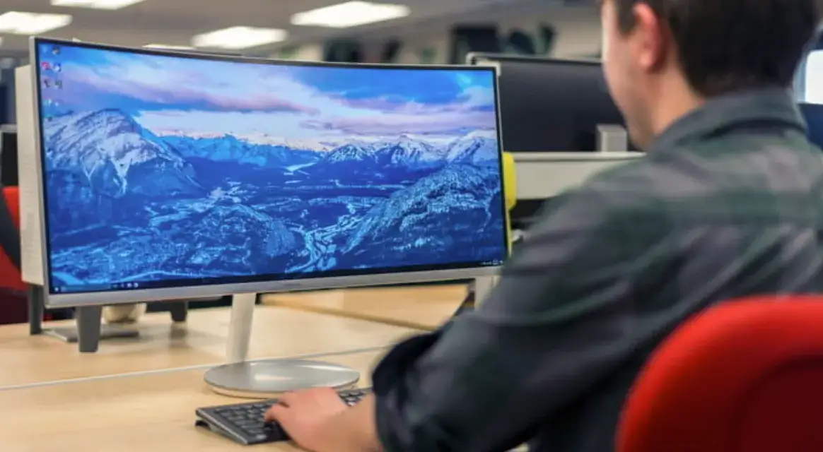 Jak wybrać idealny monitor - płaski czy zakrzywiony? Porównanie zalet i wad.