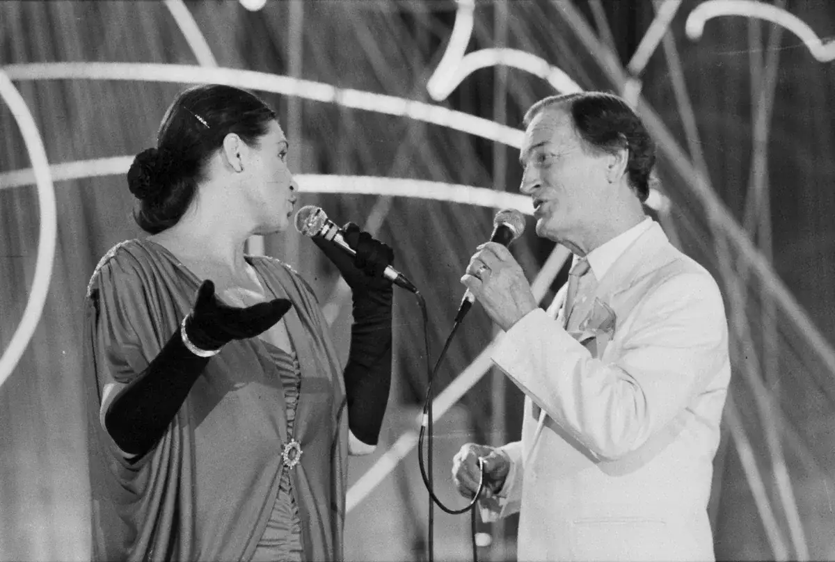 Kobieta i mężczyzna śpiewają do mikrofonów. Czy to oni śpiewali "cicha woda"?