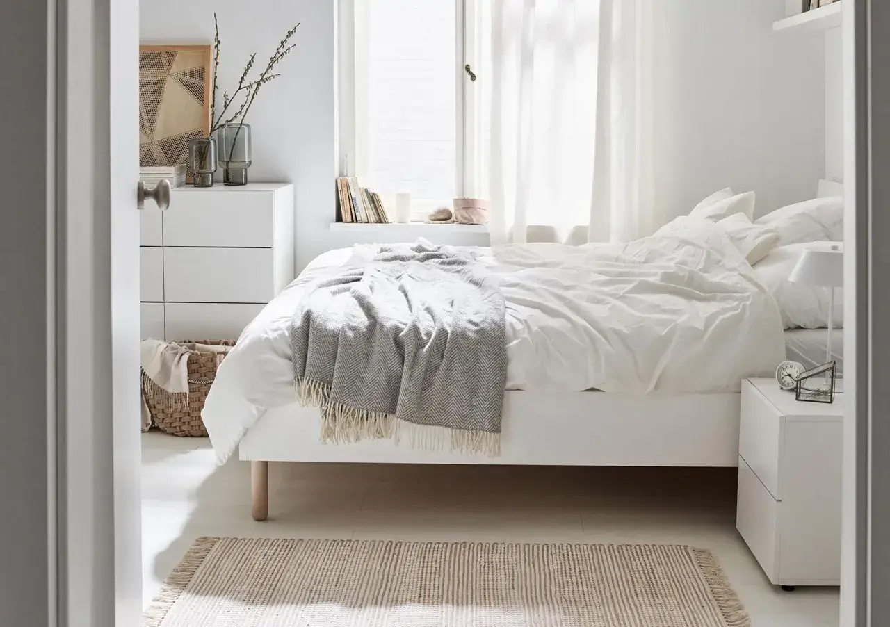 Jak wybrać idealne dodatki do białej sypialni, by uniknąć nudy i nadać jej charakter