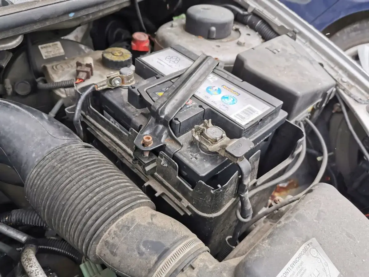 Akumulator w samochodzie: Ile wytrzyma i jak o niego dbać?