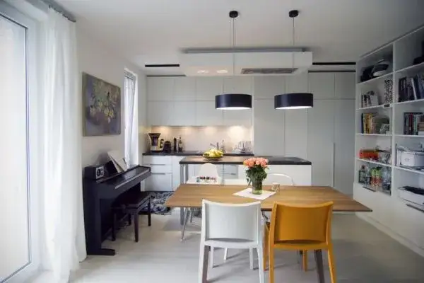 Czy można przenieść kuchnię do salonu? Ważne aspekty i pułapki