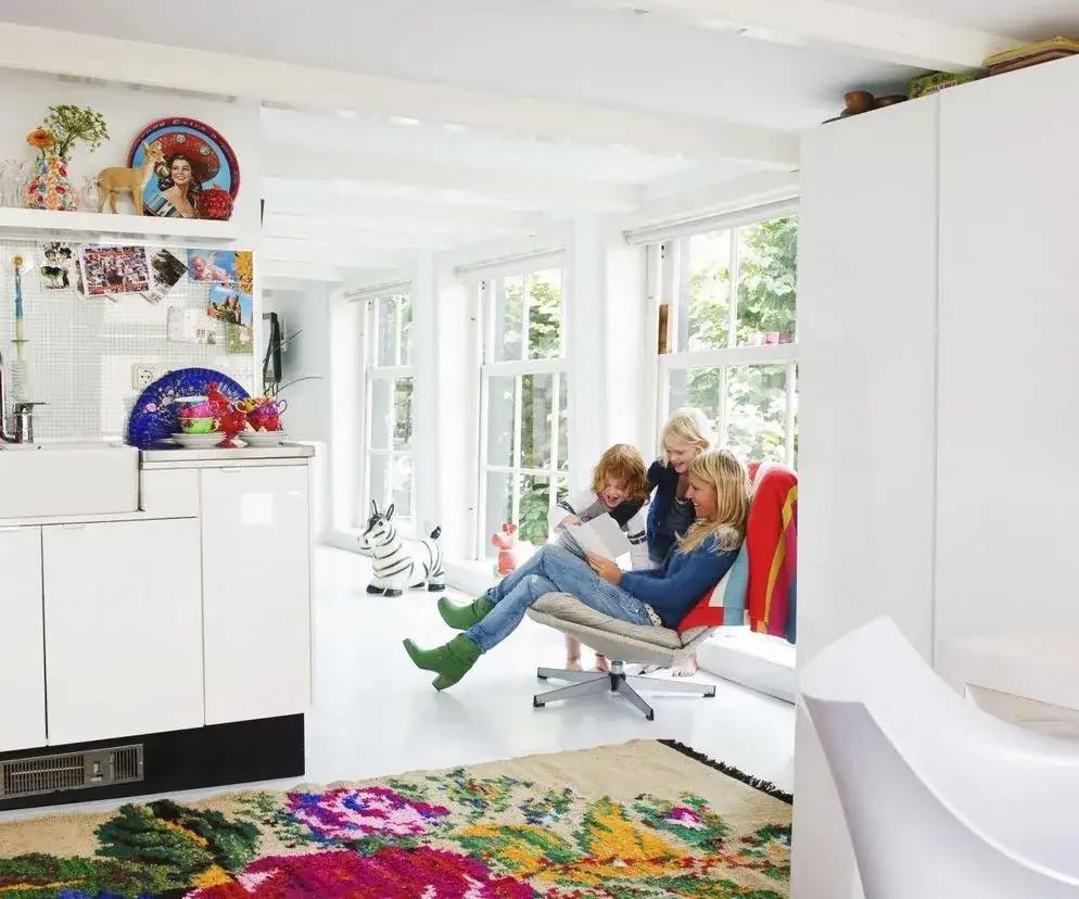 Jak dobrać dywan do salonu według zasad projektowania wnętrz i stylistów