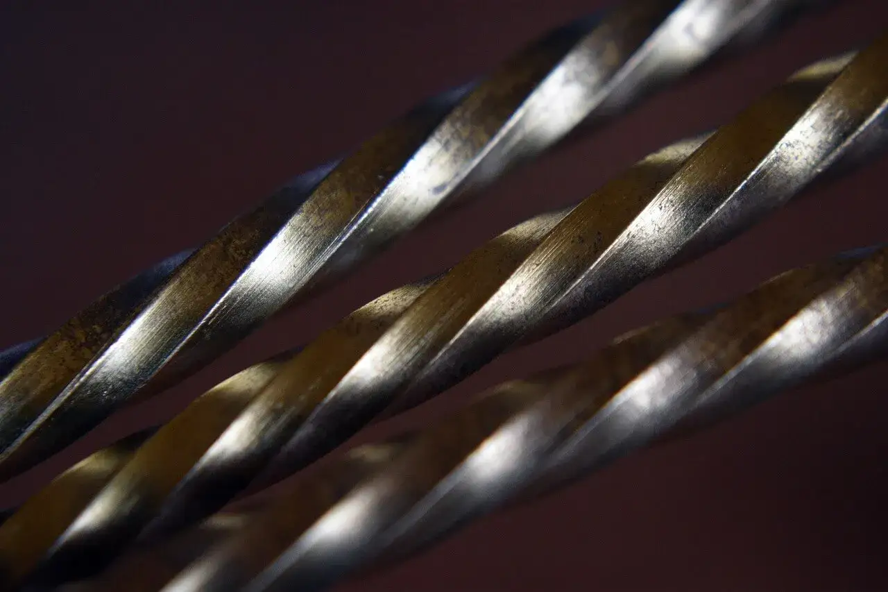 Sploty w odcieniach brązu i mosiądzu, tworzące spiralny wzór.