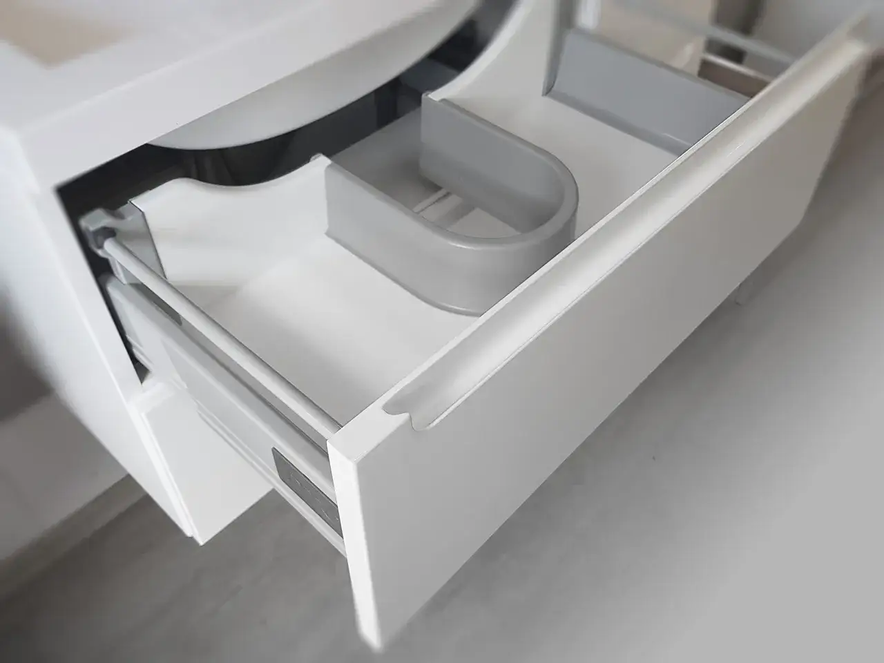 Jak łatwo wyjąć szuflady z szafki Koło Traffic bez uszkodzeń