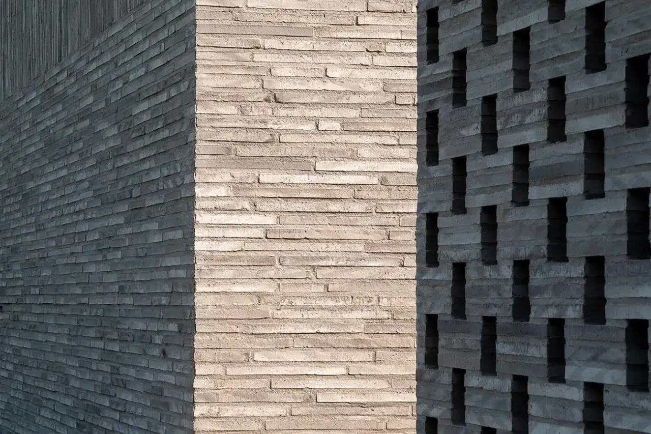 Cegła z czego powstaje? Poznaj tajemnice surowców i procesów produkcji