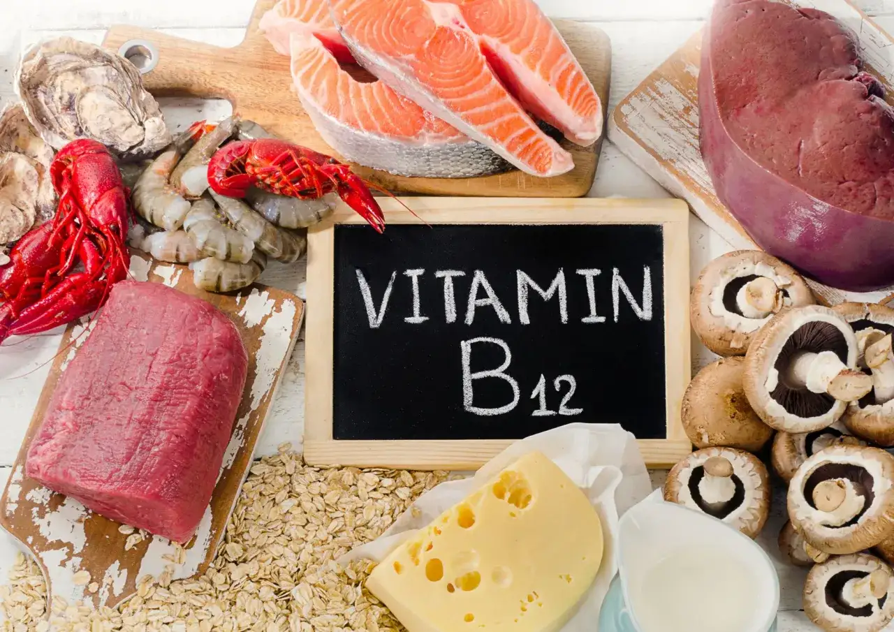 Wapń, ryby, mięso, wątróbka, jajka, ser, grzyby, owsianka - to produkty bogate w witaminę B12, która pomaga w prawidłowym funkcjonowaniu układu nerwowego.