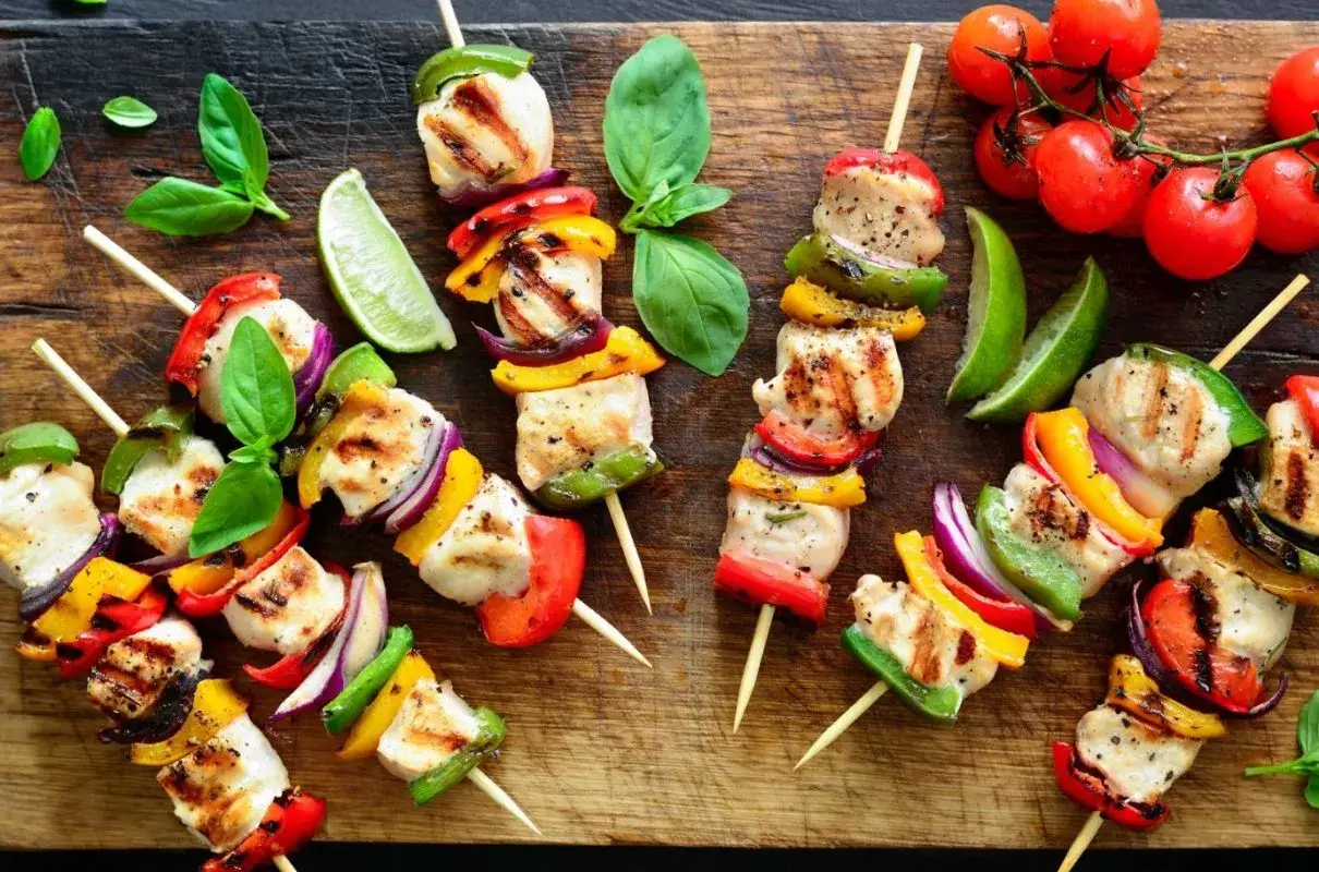 Idealne dodatki do szaszłyków na obiad: przepisy i inspiracje