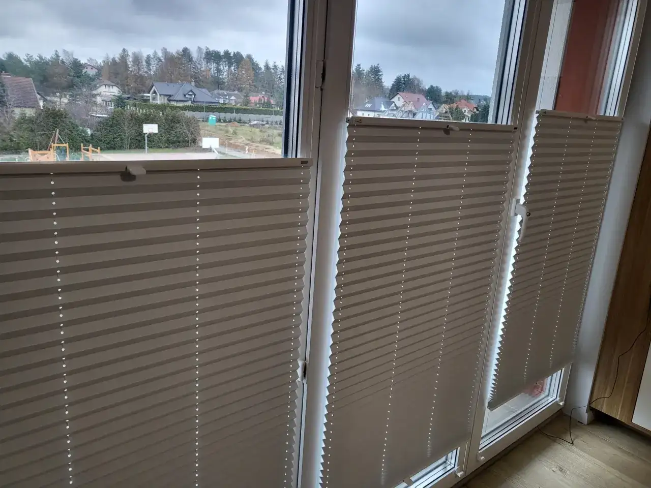 Czym zasłonić szyby w meblach, by zyskać styl i prywatność?