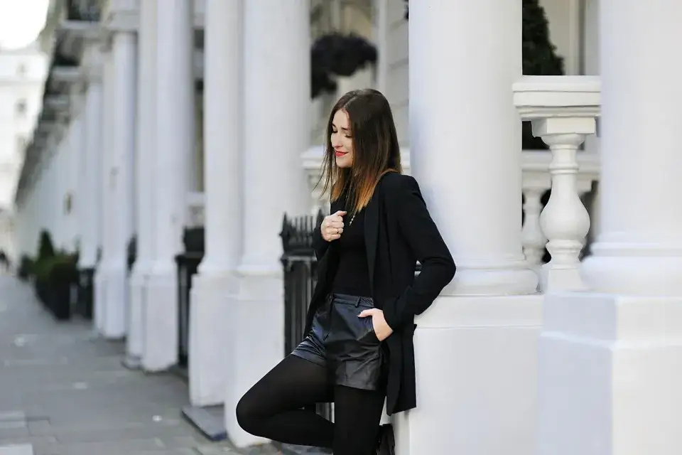 Jak nosić czarne skórzane spodenki? Modne stylizacje na każdą okazję