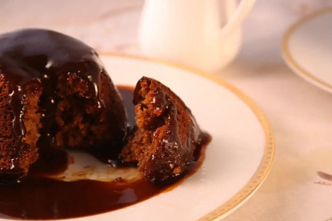 Pyszny Sticky Toffee Pudding przepis. Czekoladowy deser polany sosem toffee, idealny na deser.