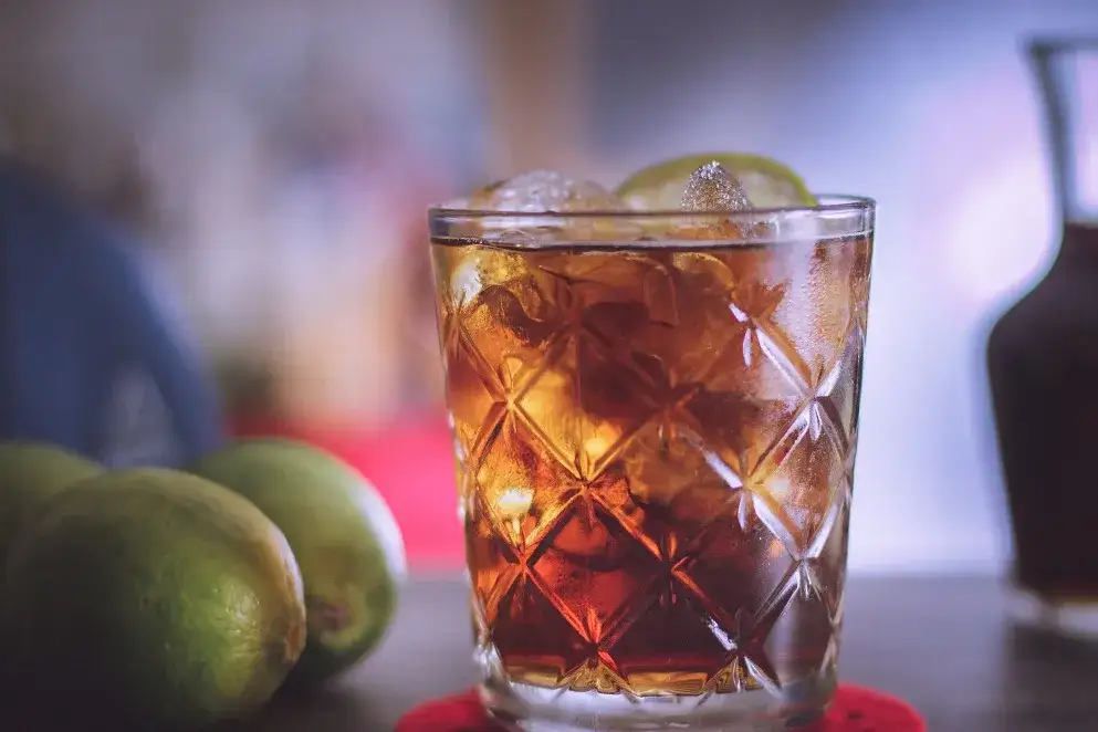 Jak zrobić idealne whisky z colą? Proporcje i sekrety