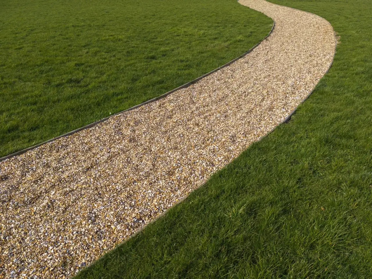 Jak zrobić ścieżkę ze żwiru w ogrodzie: 8 prostych kroków