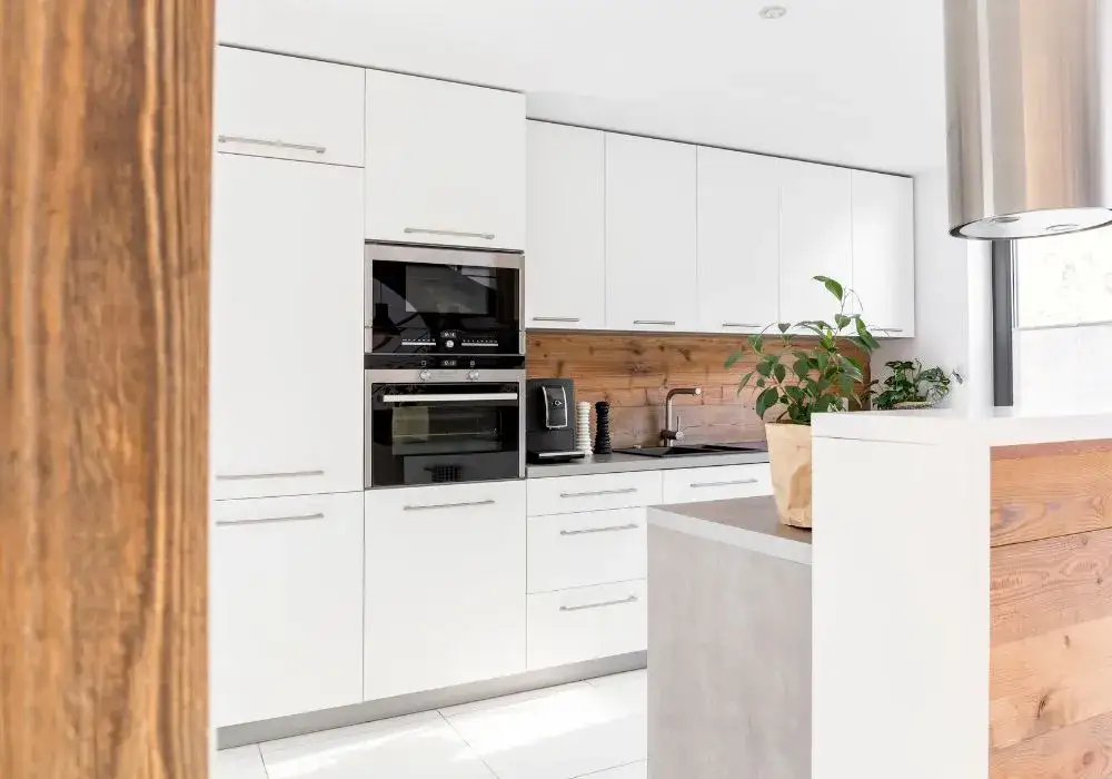 Jaki blat do białych mebli kuchennych wybrać, aby stworzyć wyjątkową przestrzeń?