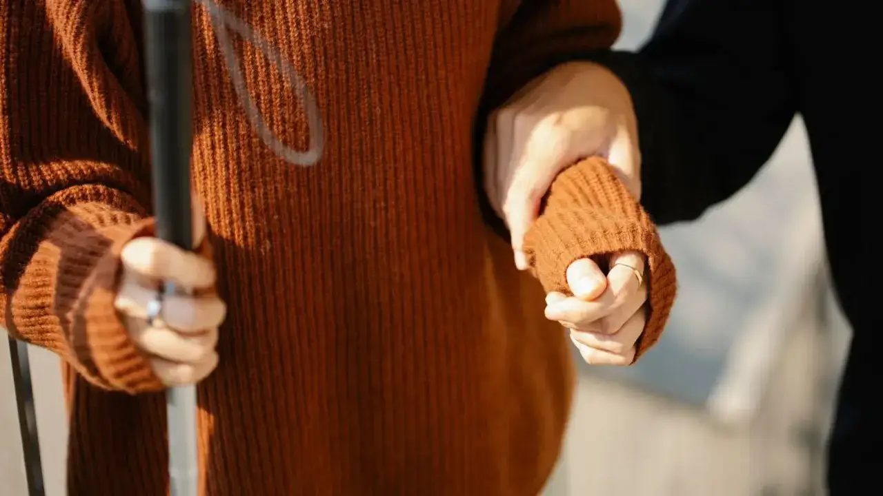 Jak pomóc niewidomej dziewczynce? Praktyczne porady i wskazówki