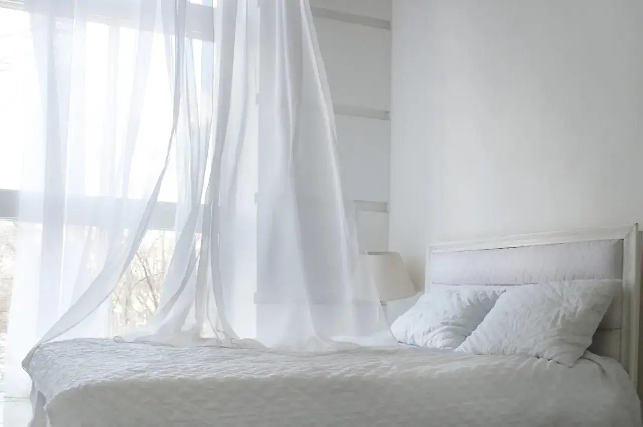 Jak prać firanki? Śnieżnobiałe i bez prasowania poradnik eksperta