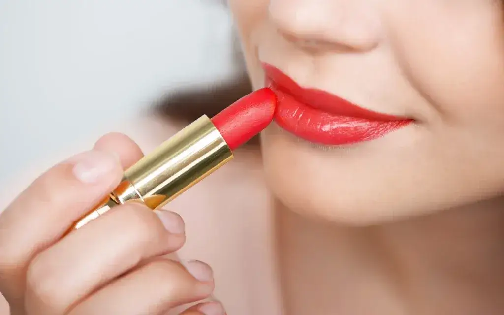 Jaki kolor szminki odmładza? Odkryj sekrety młodszego wyglądu