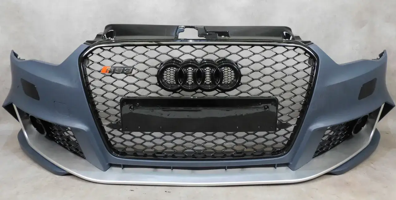 Zderzak Audi A3 8P RS3, sportowy body kit z charakterystycznym grillem i emblematem RS3.
