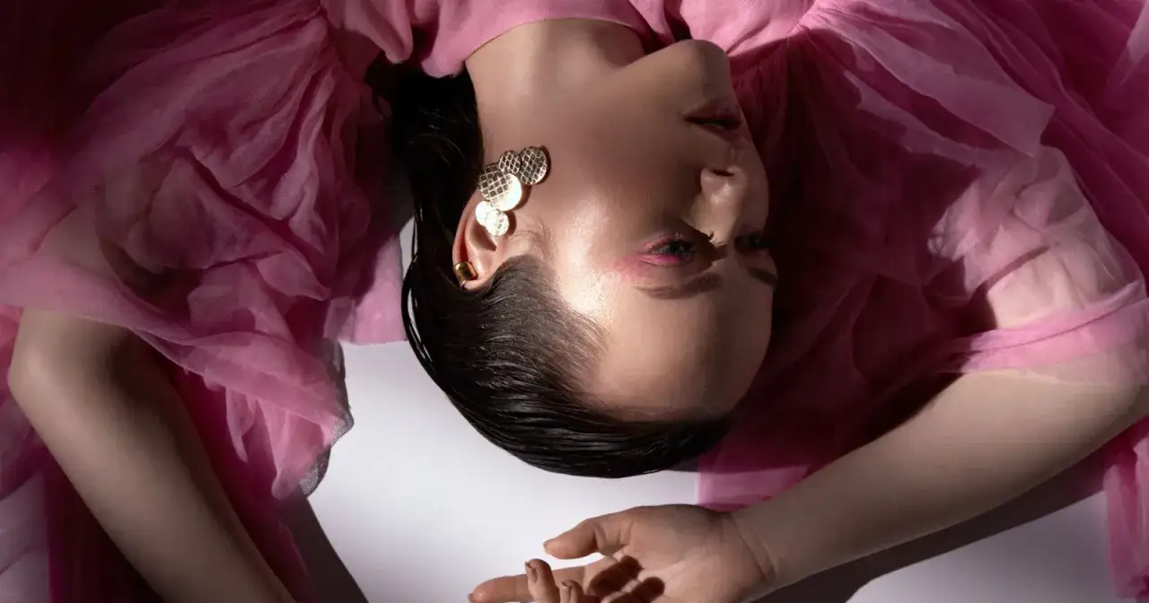 Jak dobrać biżuterię do różowej sukienki, by zachwycać stylem?