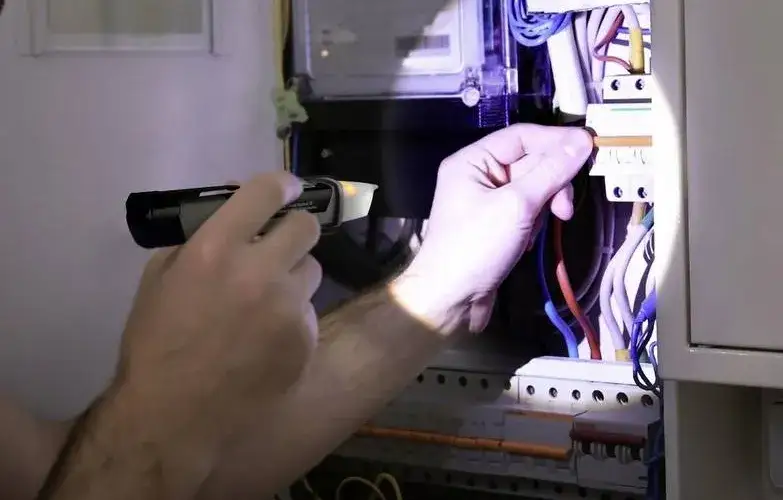 Próbnik prądu: Jak bezpiecznie sprawdzić instalację elektryczną?