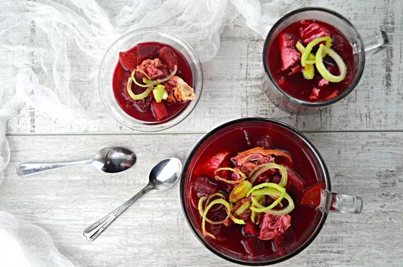 Ile kalorii ma zupa buraczkowa? Sprawdź, jak zmniejszyć kaloryczność