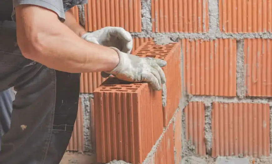 Silikaty zaprawa czy klej - co wybrać, aby uniknąć problemów budowlanych?