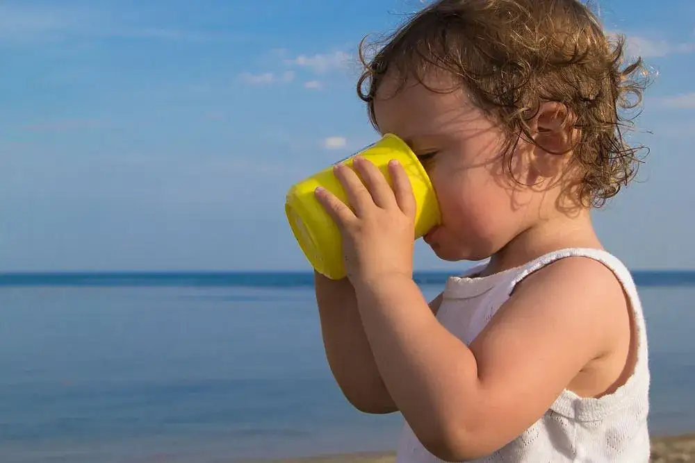 Ile powinno pić dziecko? Wiek, waga, rodzaje napojów – poradnik