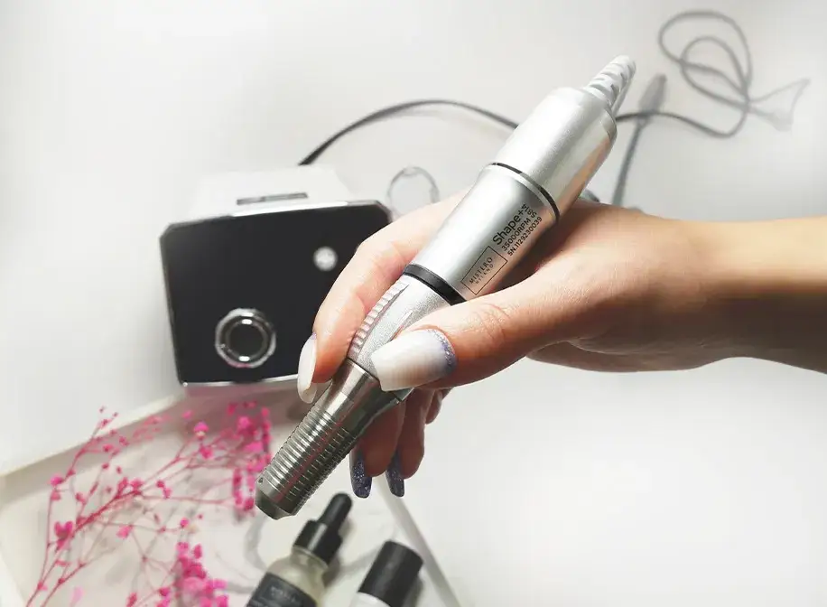 Lampa i frezarka do paznokci - narzędzia dla salonu, profesjonalne wyposażenie