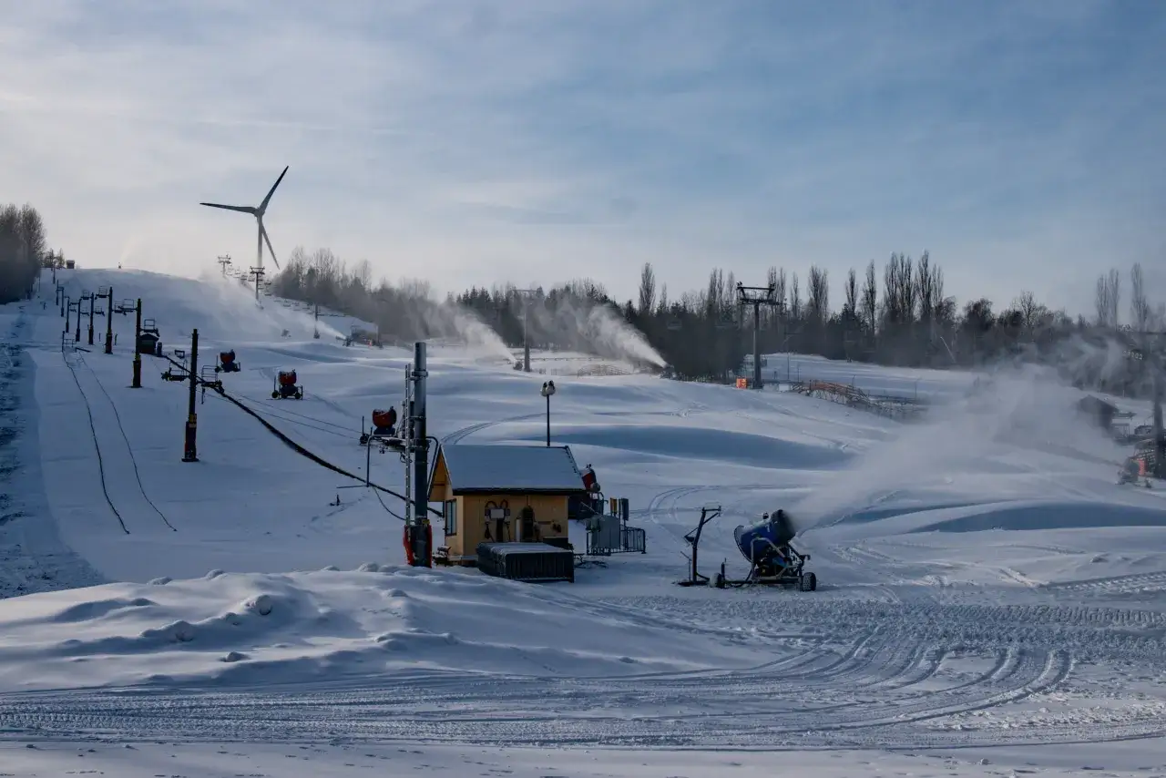 Łódź na narty? Kamieńsk czy Świętokrzyskie? Wybierz idealny stok!
