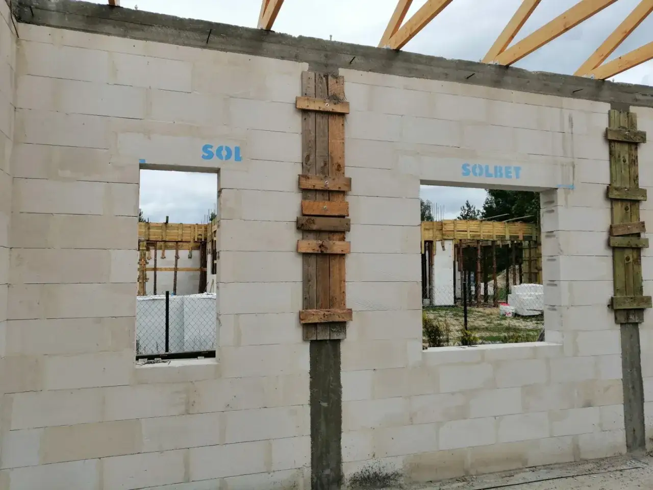 Nadproża nad drzwi wewnętrzne: jak dobrać i zamontować prawidłowo