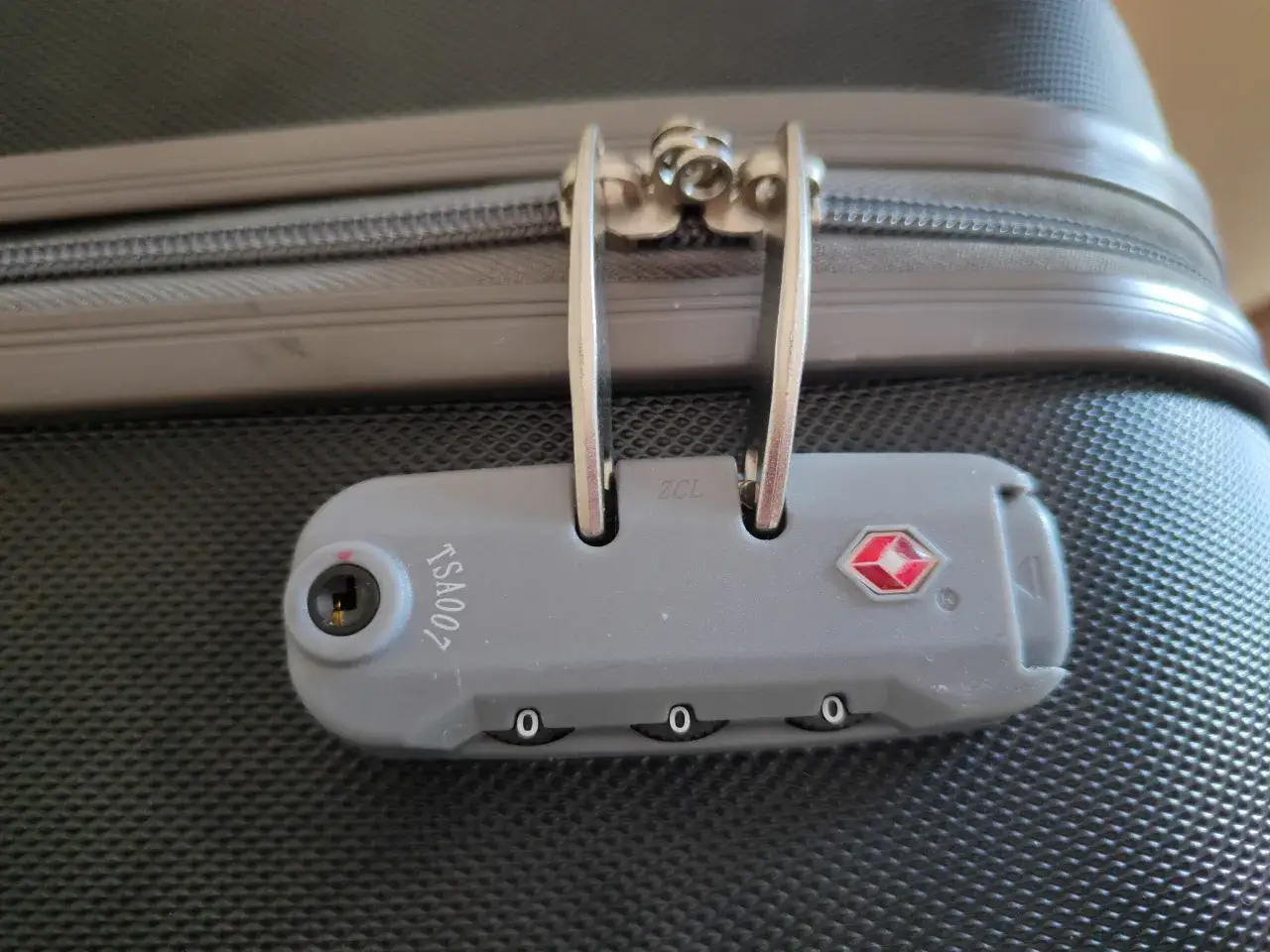 Jak odblokować walizkę: proste metody na otwarcie zamka bez kodu