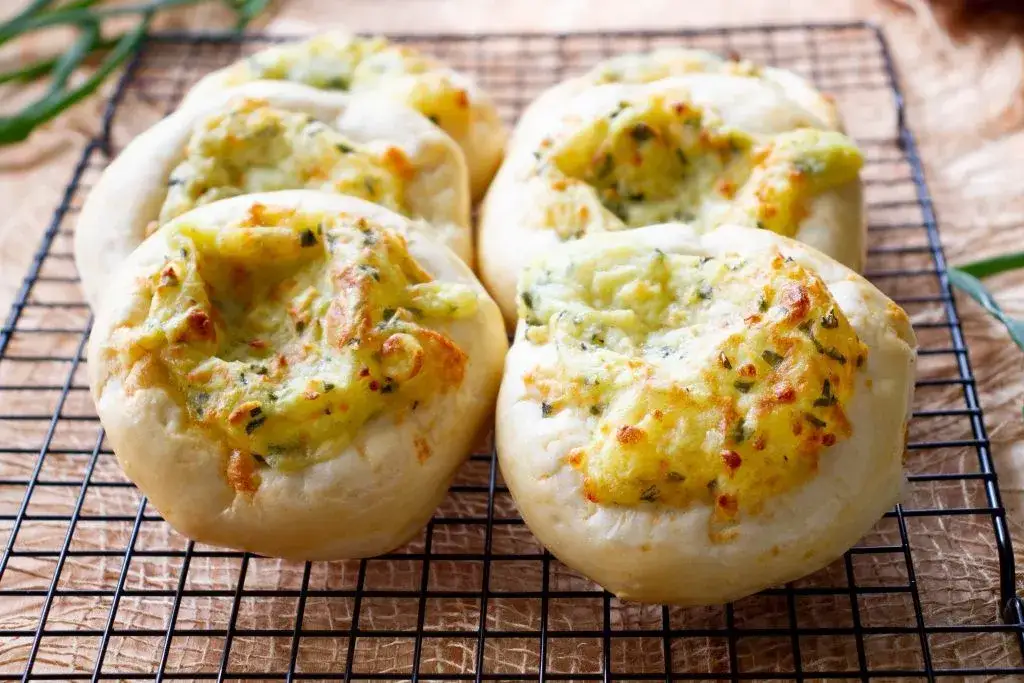 Co można zrobić z drożdży na obiad? Smaczne przepisy na dania wytrawne