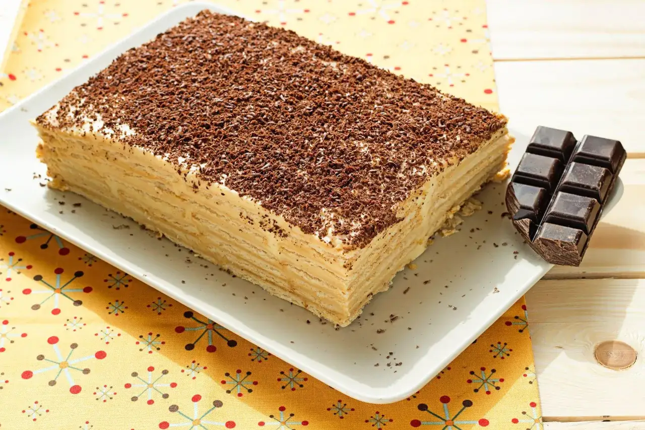 Pyszne ciasto marcinek bez pieczenia. Prosty przepis na warstwowy deser z herbatników