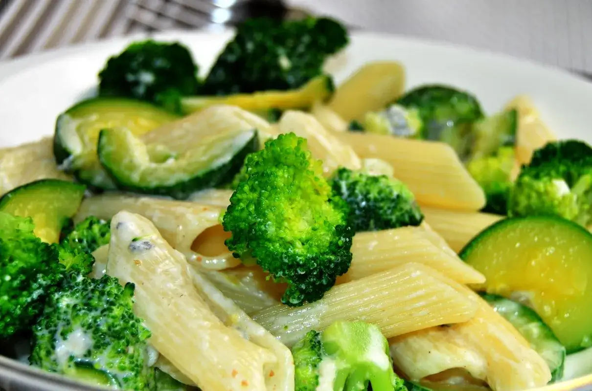 Pyszny makaron penne z sosem serowym w 15 minut - proste przepisy