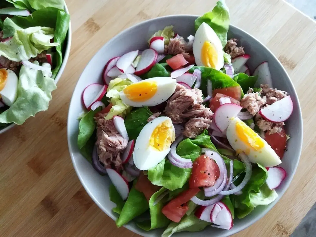 Zdrowa sałatka z tuńczykiem, jajkiem, rzodkiewką i sałatą. Idealny przepis na lekki posiłek.