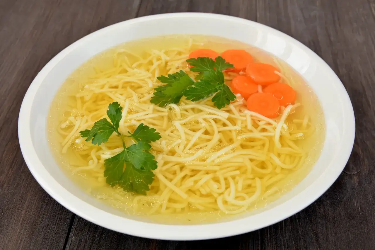 Idealny makaron w zupie: Ile dodać i jak go nie zepsuć?