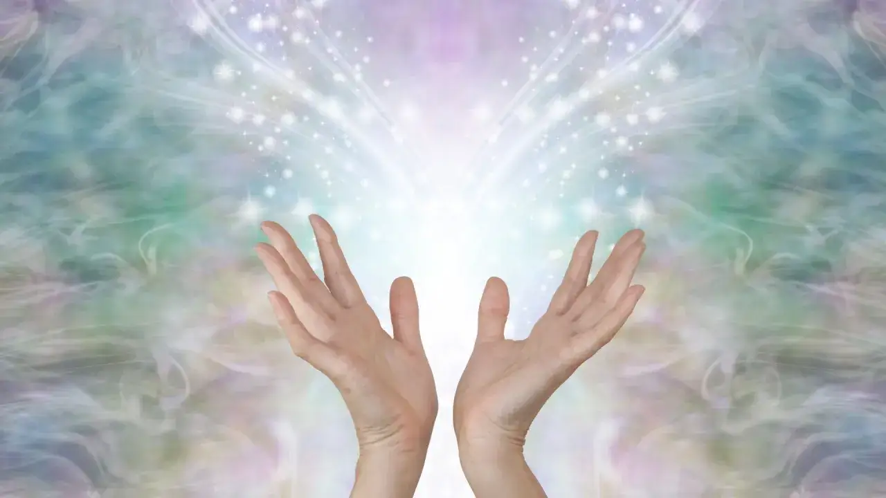 Dłonie otwarte ku górze, otoczone eteryczną, świetlistą mgiełką. Symbol nadziei i siły, by odnaleźć spokój i nauczyć się, jak żyć po zdradzie i nie zwariować.