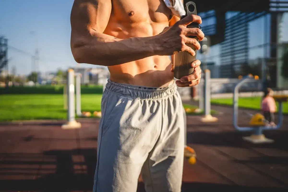 Gainer przed czy po treningu? Optymalny czas na wzrost mięśni