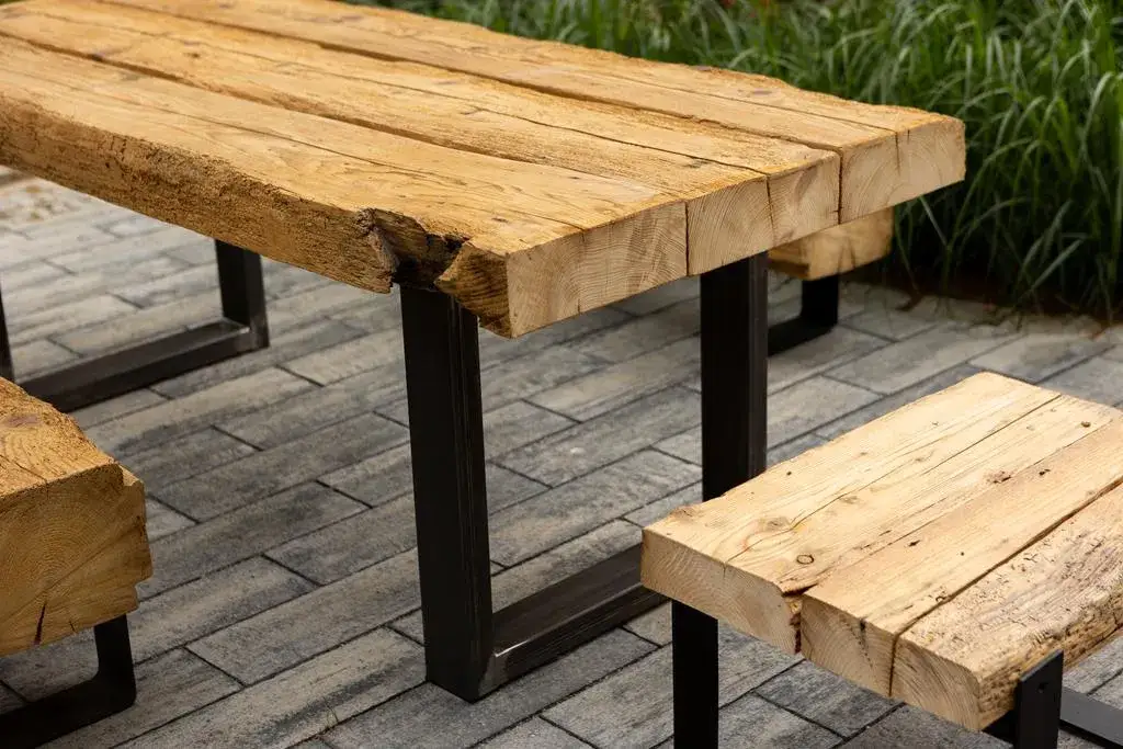 Jakie drewno na stół ogrodowy? Wybierz trwały i piękny materiał